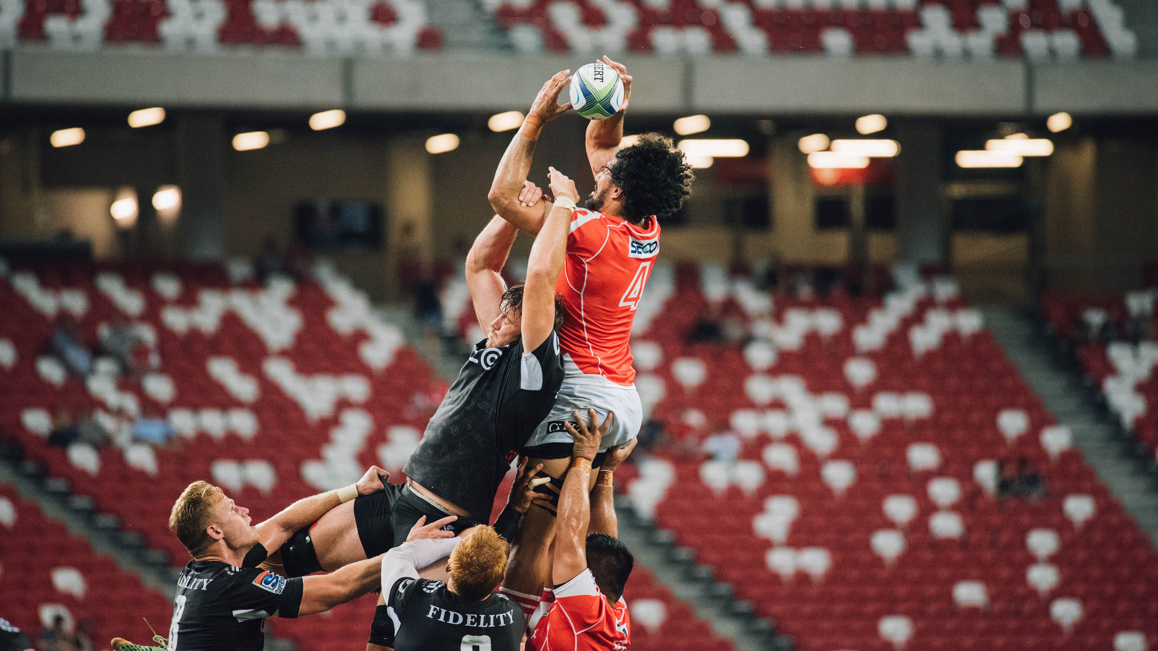 “简阳文体中心：篮球赛事中的超级扣篮成为全场亮点”