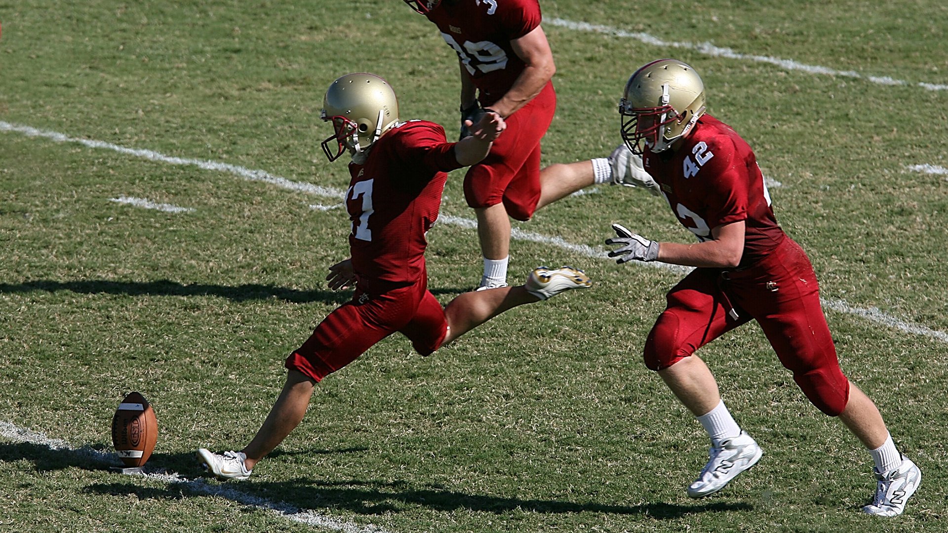 “高新体育中心羽毛球：赛事进程紧张刺激，决赛悬念重重”